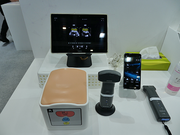 ワイヤレス超音波画像診断装置「iViz air」。コンベックスタイプ（中央）とリニアタイプ（右端）