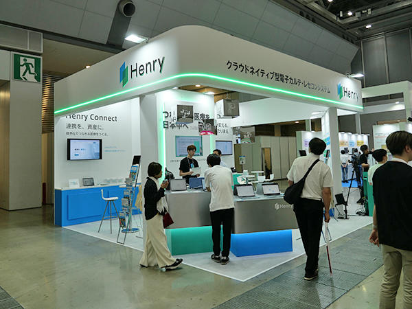 クラウド型の電子カルテ「Henry」を中心に病院のDXに取り組むヘンリーのブース