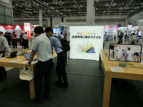 Apple Storeのようなデザインでブースを構成した病院DX iPhone / Macの企画コーナー
