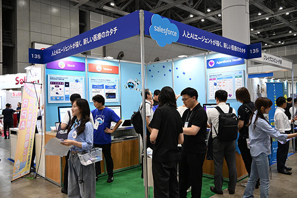 SalesforceのブースではAIが実装された「Agentforce Health」「Tableau」「Slack」をアピール