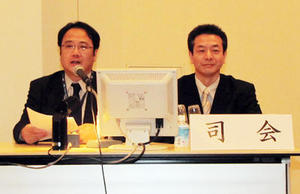 第1部　学術研究発表の司会：船橋正夫・企画委員長（左），加藤英幸・広報委員長（右）