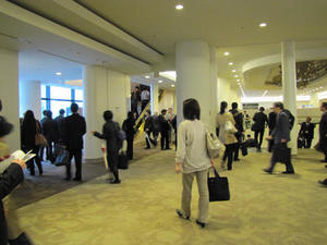 会場を移動する参加者で混雑する会議センター通路