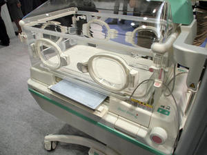 新生児用の保育器にセットした「CXDI-80C Wireless」