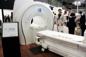 超電導1.5T MRI 「ECHELON OVAL」 人体の形を考慮し，高い技術のもと開発された楕円形のワイドボアにより，快適な検査空間を実現。
