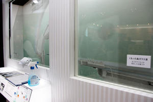 検査室の模擬ルームを設置。LXプレミアム（左）と従来の鉛ガラス（右）を比較すると，その透明度やメンテナンス性を実感できる。