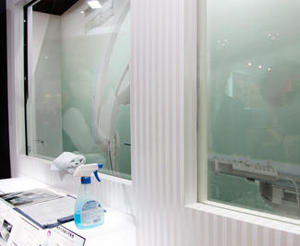 「LXプレミアム」（左）と従来の鉛ガラス（右）を比較できる模擬ルーム