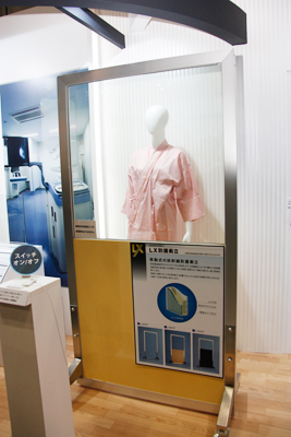 電圧をかけると透明になる（参考出品）