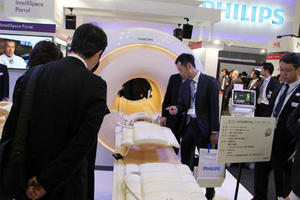 やはり初めての展示となるIngenia 3.0T。 すでに日本では20以上の施設で稼働しており，日本の医療機関で撮影された臨床画像を展示した。