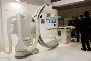 血管撮影システム「Trinias F12」 床置きタイプの「F12」と天吊りタイプの「C12」を，2012年秋ごろに発売予定。