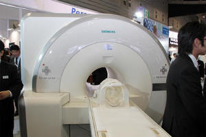 MRIとPETをひとつのガントリに統合し移動やタイムラグなく同時収集が可能なBiograph mMR
