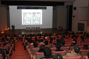 満席のメインホール会場