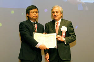 講演後，感謝状の贈呈が行われた。