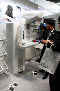 フォトンカウンティング技術を採用した「MicroDose Mammography」