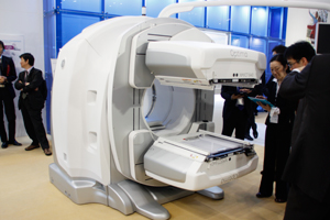 吸収補正用CTを搭載したSPECT/CTの新製品Optima NM/CT 640
