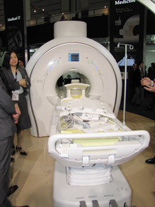 人体の臥位の形に合わせた楕円形ボアの3T MRI装置「TRILLIUM OVAL」