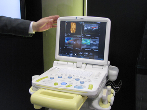 ノートパソコン型超音波診断装置「Noblus」は，机上や搭載台での使用など，さまざまなシーンに対応する。