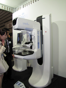 トモシンセシス（3D）撮影対応のデジタル式乳房X線診断装置「Selenia Dimensions」