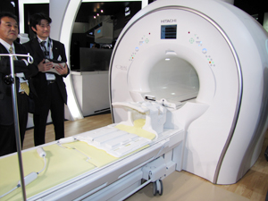 同社初の3T MRI装置「TRILLIUM OVAL」