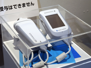 参考出品された超小型の超音波診断装置「SONIMAGE P3」（日本国内薬事未承認）