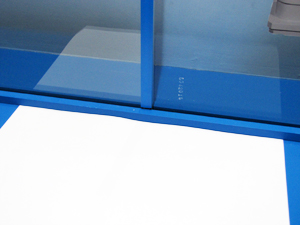 「高性能反射防止膜付きLXプレミアム」（右）はガラスへの反射が少ない。