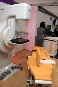 「MammoDiagnost DR」と，ステレオバイオプシーで座位と側臥位の両方をサポートする専用チェア