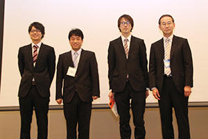 優秀賞受賞者の記念撮影（孫さんは欠席）