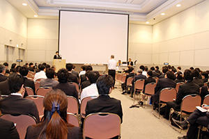 会場風景。参加者からは厳しくも温かい質問とアドバイスが寄せられた。