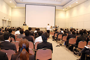 会場風景。参加者からは厳しくも温かい質問とアドバイスが寄せられた。