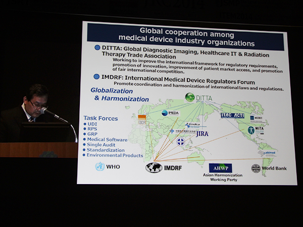 画像診断・治療・情報システムなどの技術は，より高精度に，より低侵襲に，より安全にをめざして数々のイノベーションを実現しているとし，最先端の技術開発について具体的に紹介。さらに，国際的な展開を推進していく姿勢を強調した。