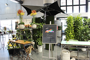 ブースのディスプレイ用のお花も