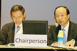 司会：栗林幸夫氏（慶應義塾大学/JRS理事長）と，江口陽一氏（JSRT大会長/山形大学医学部附属病院）