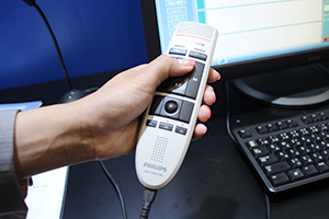 音声入力に最適化されたインターフェイスを持つハンドマイク