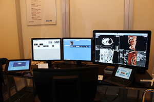 読影室を模して展示された放射線画像管理システム「IDS7 PACS」