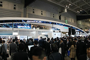 アーク型のリボンディスプレイが印象的なシーメンスブース