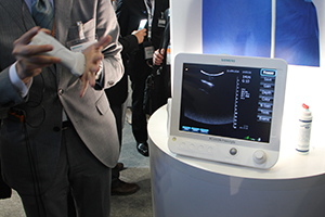 ケーブルレスを実現したACUSON Freestyle。プローブからフリーズやモード切替などの操作も可能