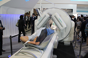 xSPECTを搭載したSymbia Intevo。RSNAと同様に“呼吸する”マネキンによるディスプレイで注目を集めた。