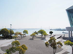 パシフィコ横浜から望む横浜港
