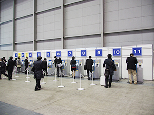 自動登録機で手続きする参加者