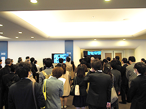 立ち見の人が会場外にまであふれたシンポジウム会場