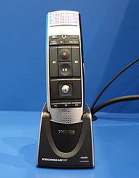 新発売のワイヤレスハンドマイク。有線のハンドマイクと入力速度，入力精度はほとんど変わらない。