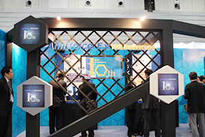 「AmiVoice Exシリーズ」10周年を記念したロゴやマークを強調していた。