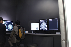 各読影室コーナーは調光が可能となっていて，実際の読影室での表示を体験することができる。