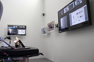 ハイブリッド手術室を模したサージカルコーナー。壁に設置してあるディスプレイはすべて手術室用となっている。
