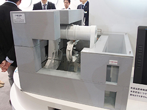 陽子線治療システム「MEVION S250」のスケールモデル