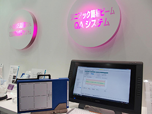 専用クレードルでデータ転送と充電を行う「QA BeamChecker PLUS」