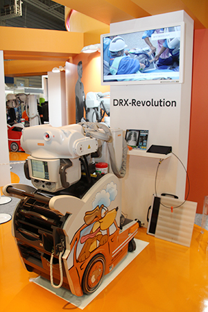 美ら海水族館にも導入された「ケアストリーム DRX-Revolution Mobile X-Ray システム」