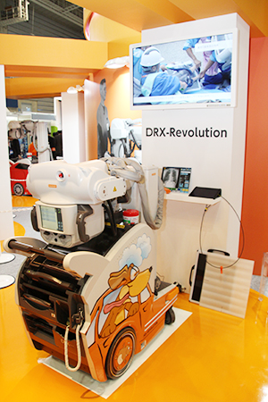 機能や操作性などでユーザーの評価が高いモバイルX線装置「DRX-Revolution」