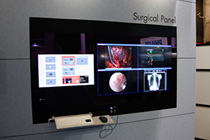 27インチと47インチのモニタが壁面に埋め込まれたサージカルパネル