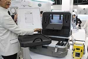 VirtualGridを搭載したDR装置や超音波をセットした在宅医療キットを展示