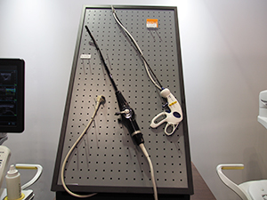 治療に使用するプローブを展示（右が術中用プローブ「L43K」）